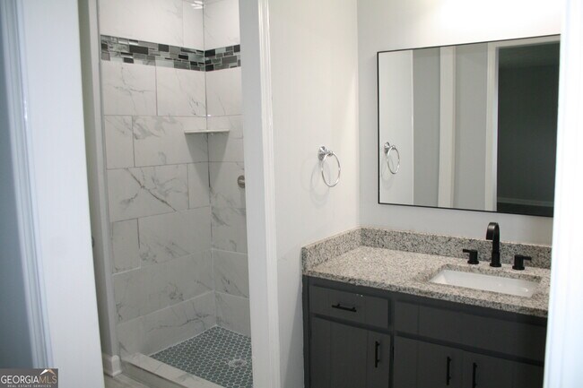 Building Photo - 2075 Pinewood Dr