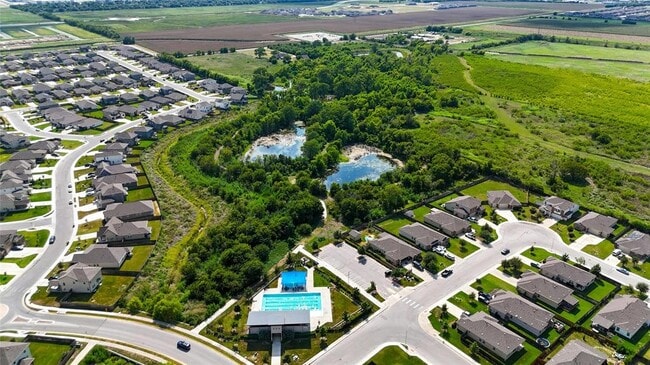 Building Photo - 112 Silver Springs Bend