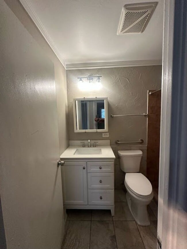 Building Photo - Spacious 3 bedroom 2 bathroom ranch.