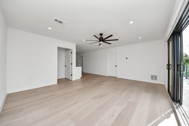 Building Photo - 5327 S Braeswood Blvd