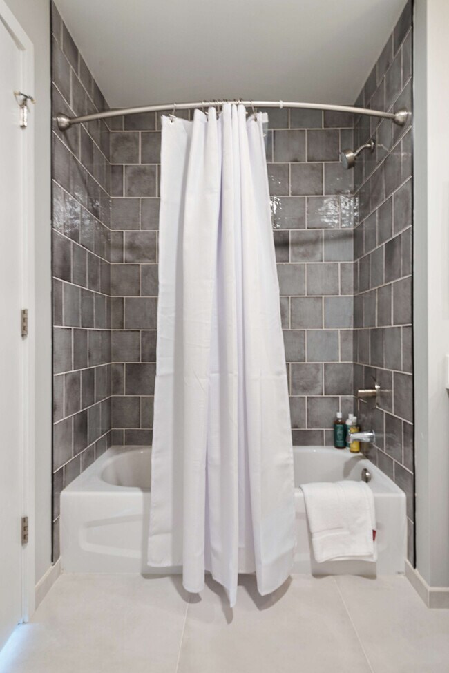 Building Photo - 823 N Clark St