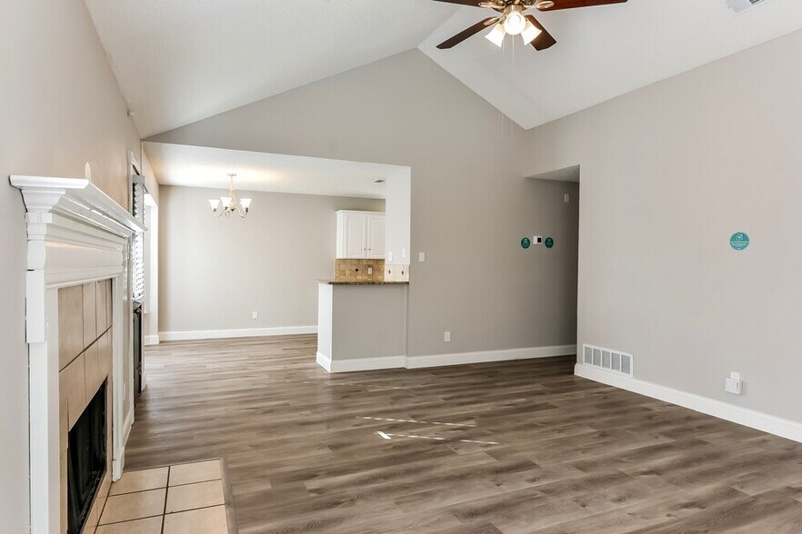 Building Photo - 813 Globe Ave