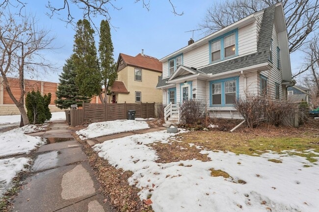 Building Photo - 661 Surrey Ave E