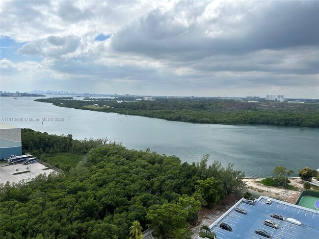 Building Photo - 100 Bayview Dr