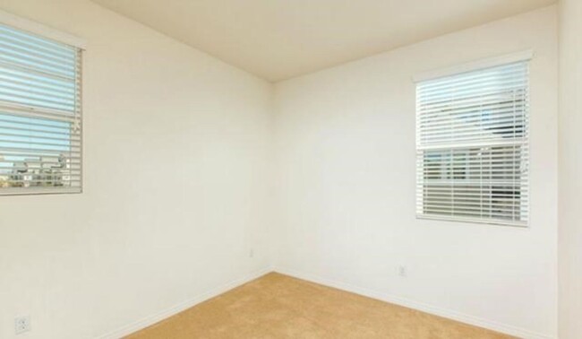 Building Photo - Riverpark Townhome