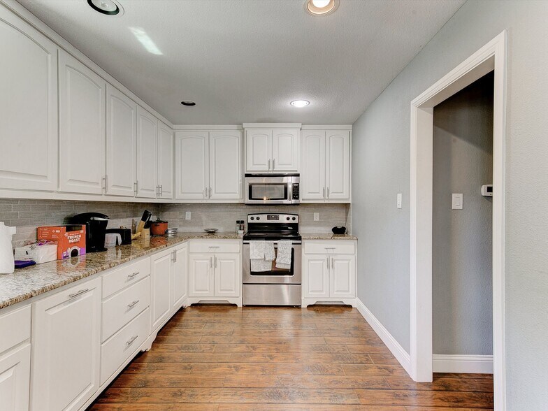 Building Photo - 2313 W Devitt St