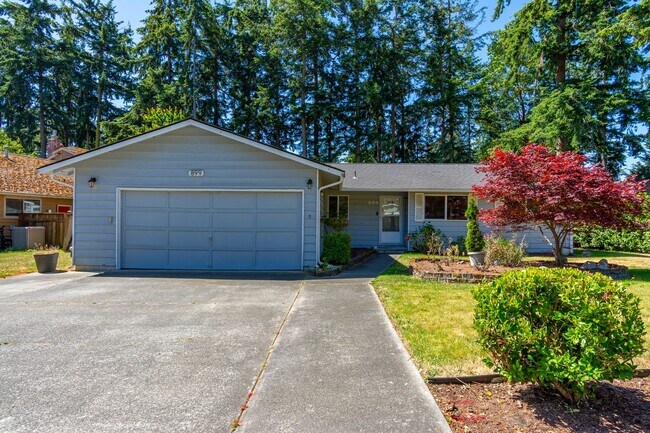Building Photo - 4 bedroom 2 bath home