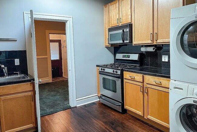Building Photo - Cozy 1-Bedroom Townhouse Retreat with Granite Touches & Hardwood Elegance in Denver!