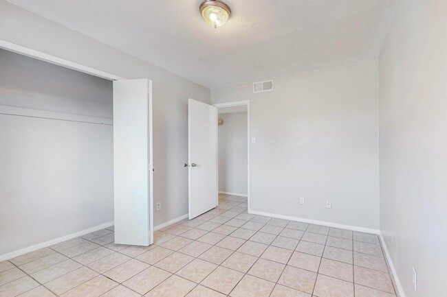 Building Photo - Taylor Ranch 4/BD 2/BA 2/CG