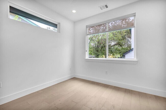 Building Photo - 2405 E 11th St