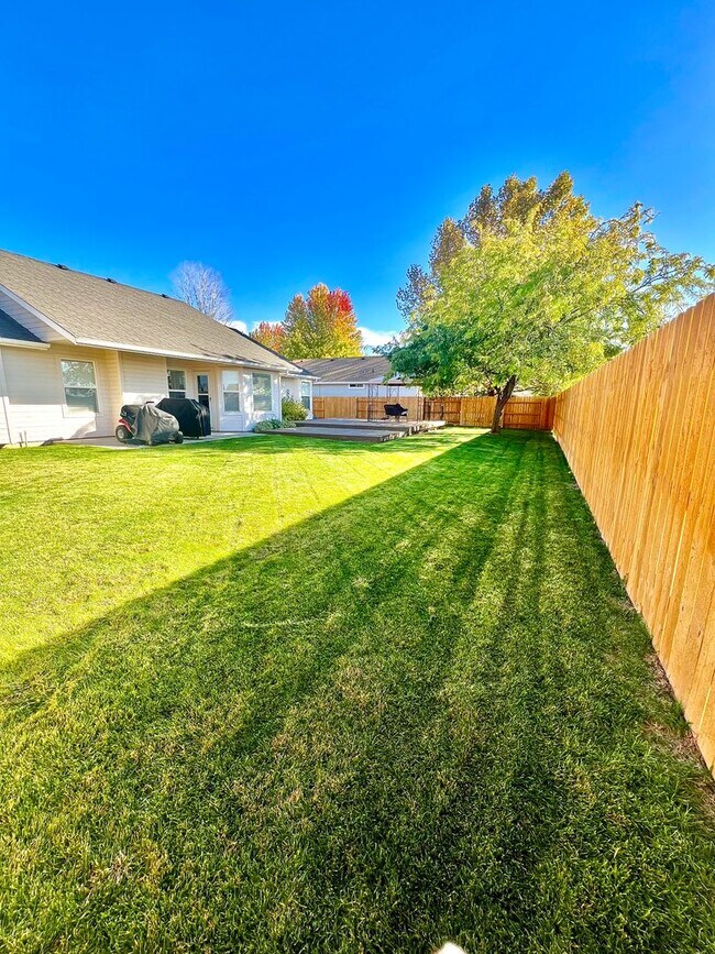Building Photo - 3 Bed 2 Bath Single Level Home with 3 Car ...