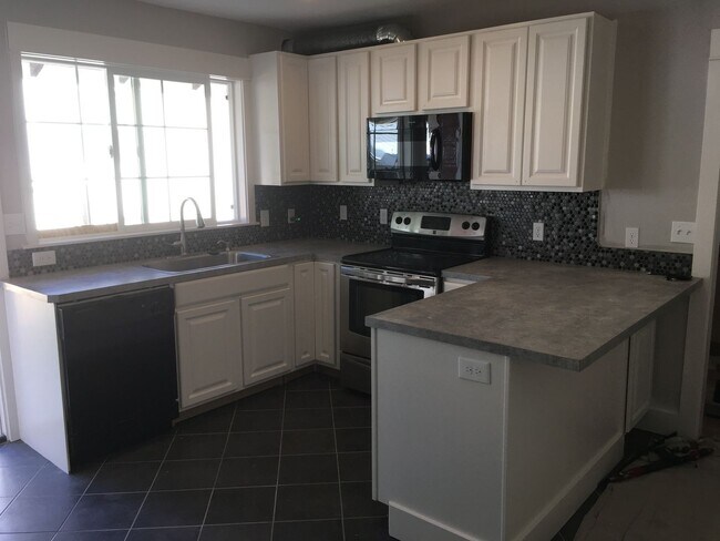 Building Photo - Updated 1930s Craftsman Duplex!