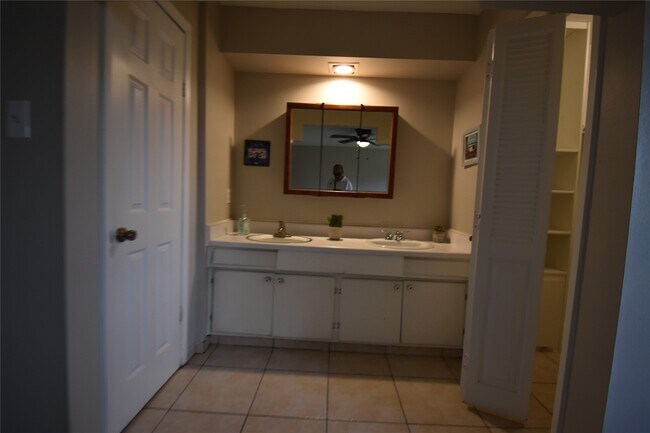 Building Photo - 11626 Sharpview Dr