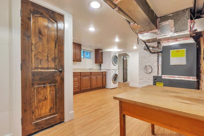 Building Photo - 4858 Viewmont St