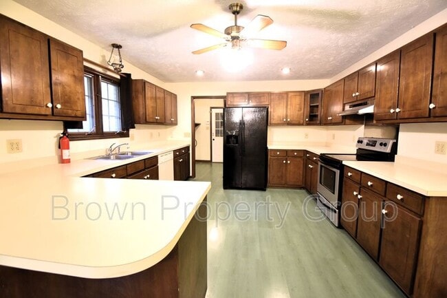 Building Photo - 901 Fredonia Dr
