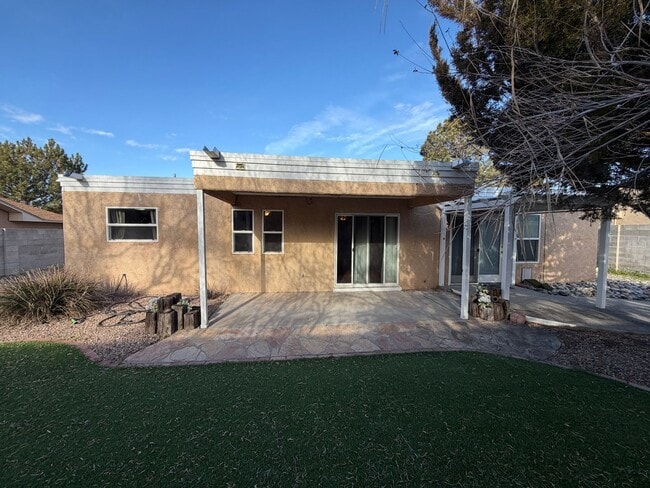 Building Photo - 3 Bedroom Single Story Home Available Near Academy Rd NW & Ventura St NE!