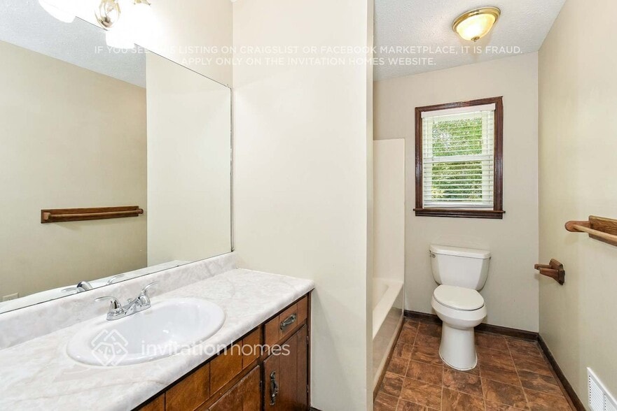 Building Photo - 266 Farm Ridge Dr NE