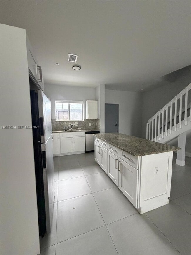 Building Photo - 381 E 50th St