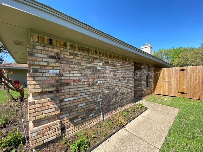 Building Photo - 2311 Kingsford Ct