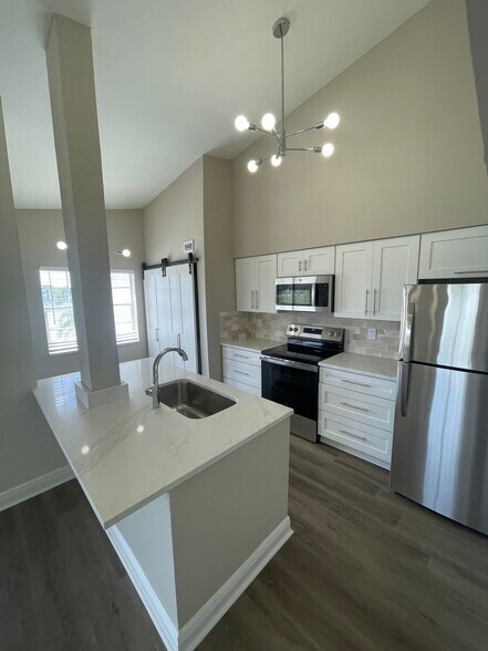 Building Photo - 2850 N Oakland Forest Dr