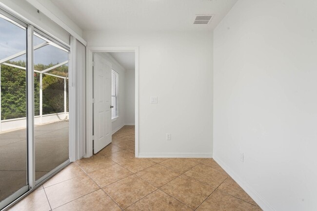 Building Photo - Lovely spacious 3bd/2bath townhouse with screen patio!