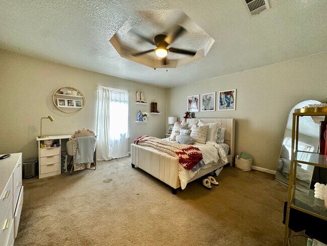 Building Photo - Spacious 4/2 Walking Distance to Campus & ...