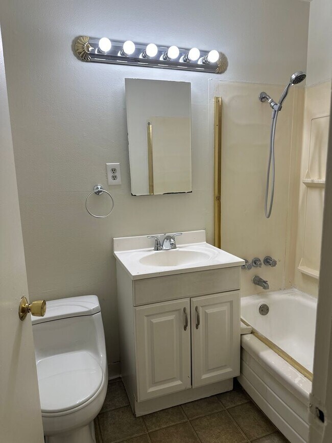 Building Photo - Clean 2 bedroom Duplex Near UNR