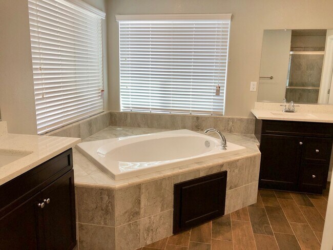 Building Photo - $2,295 Fowler & Shields, 4 bed - N. Sophie...