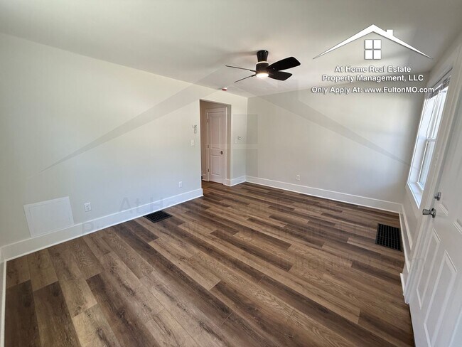 Building Photo - 210 W 6th St