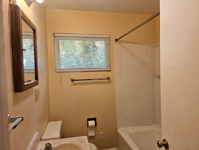 Building Photo - Don't Miss this 2 bedroom with Garage, Lar...