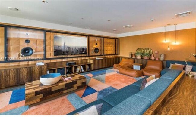 Building Photo - 121 NE 34th St