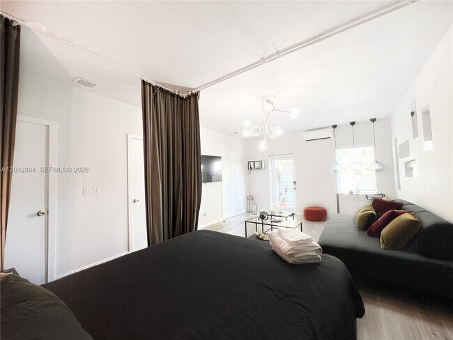 Building Photo - 513 SW 18th Ct