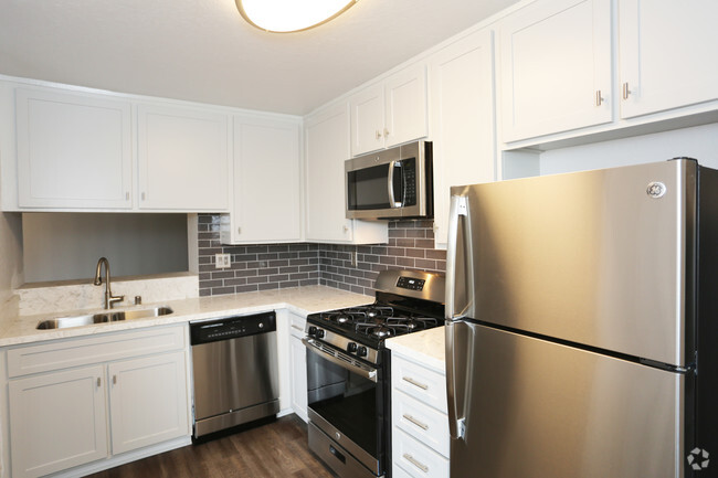 1BR, 1BA-Kitchen/Luxury - Indie Fairview