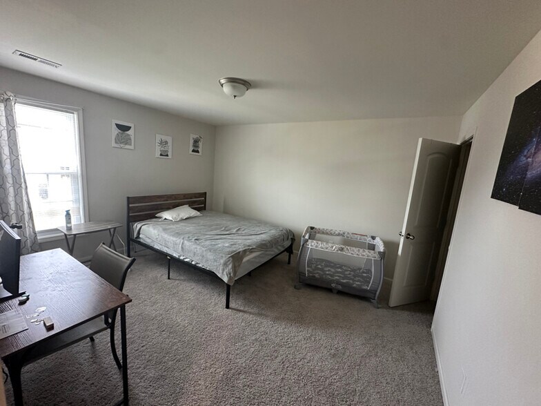 Building Photo - 813 Calista Flt