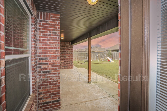 Building Photo - 2202 SW Tupelo Ave