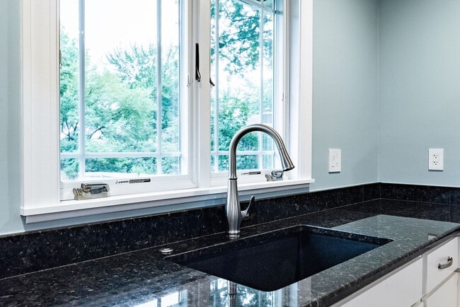 Building Photo - Beautiful 3 Bed Overland Park Ranch Home NEWLY REMODELED
