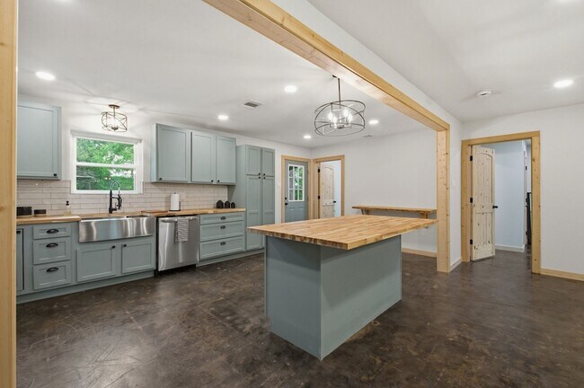 Building Photo - 509 Co Rd 2271
