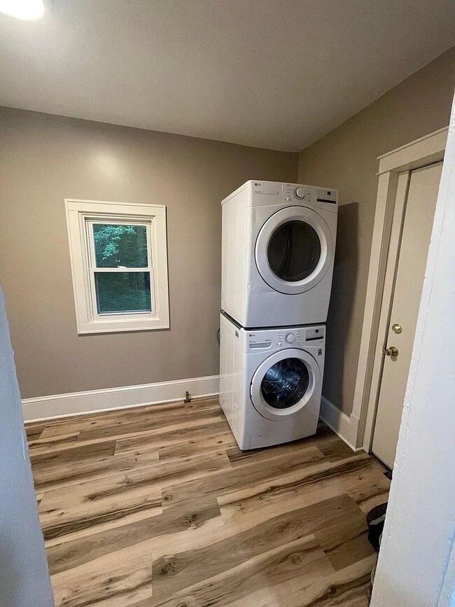 Building Photo - 946 Sigsbee St SE