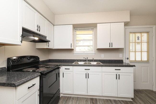 Building Photo - Newly renovated Ranch style 3 bedroom 1 ba...