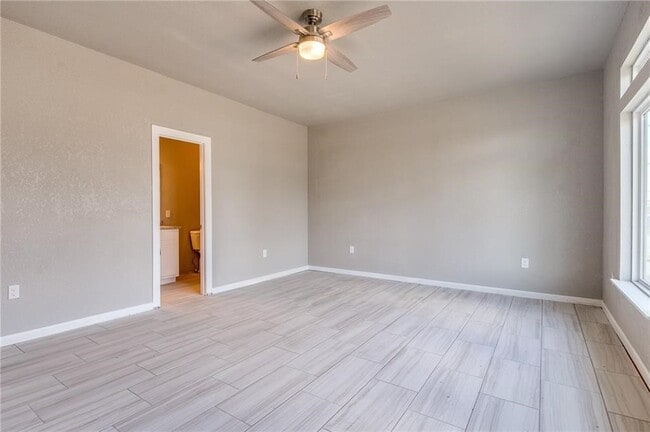 Building Photo - 402 E Hemlock St