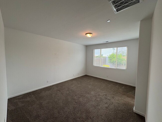 Building Photo - NW Visalia Home For Rent! Close to sports park & shopping centers!