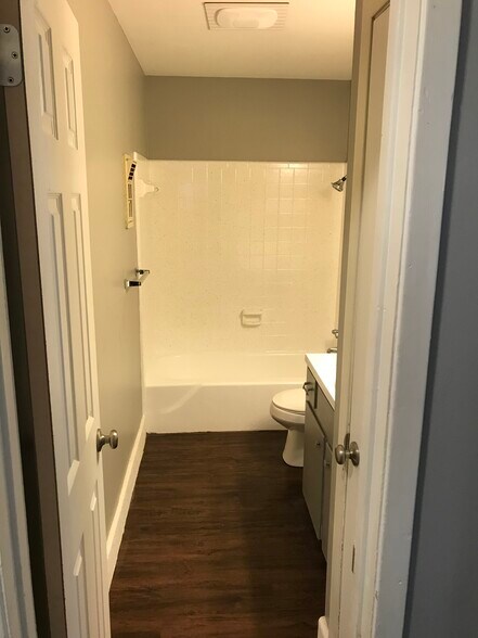 Full Bath 2 - 305 Dover St