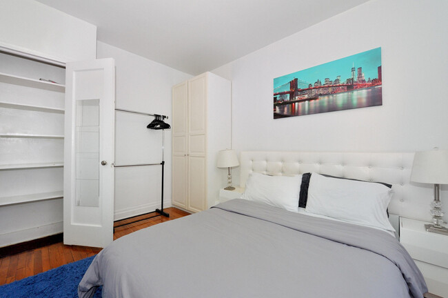 Building Photo - 414 W 46th St