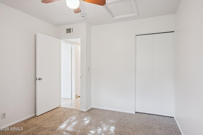 Building Photo - 286 W Palomino Dr