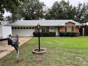 Building Photo - Updated in Benbrook!