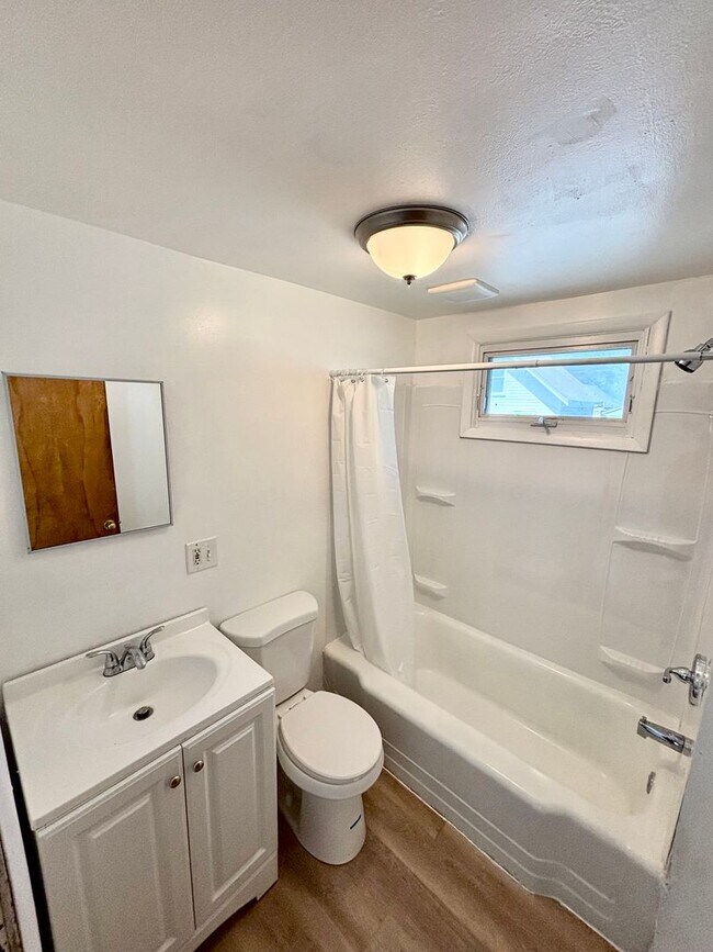 Building Photo - Spacious 5bd single family home | Off Street Parking | Updated kitchen