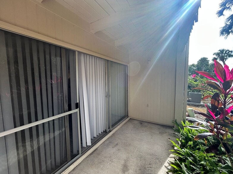 Building Photo - Spacious 1/1 Ground floor Condo