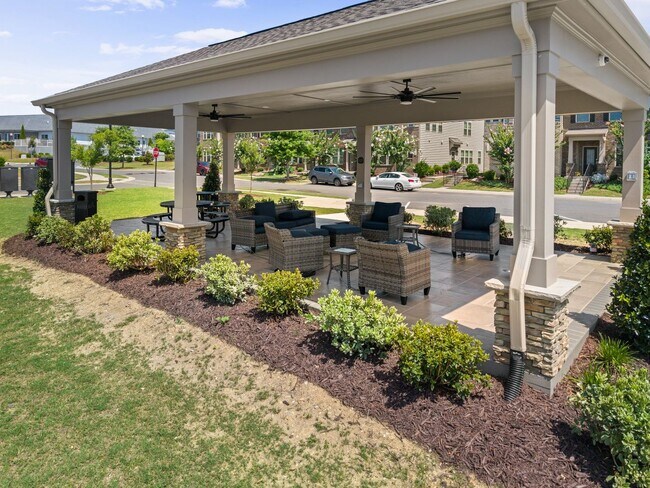 Building Photo - Beautiful 3 bed, 2.5 bath townhome in The ...