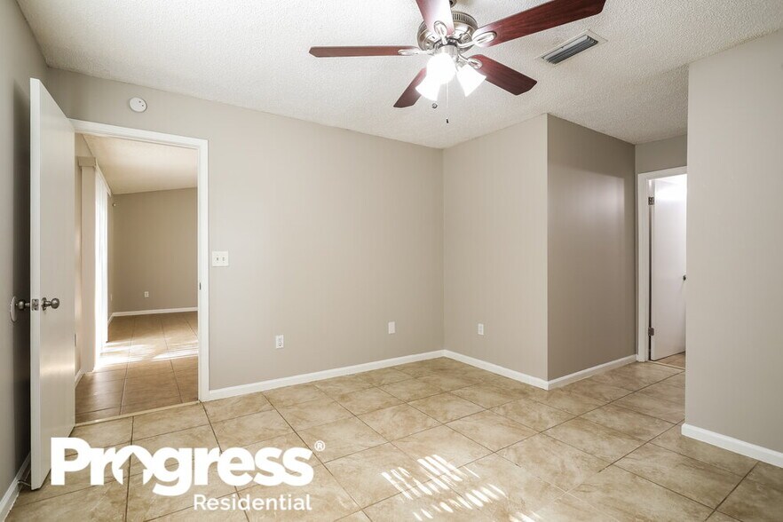 Building Photo - 1615 Twin Oak Ln