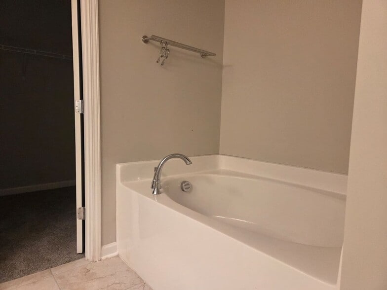 Building Photo - 302 Cashes Dr